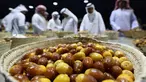 Para juri mendiskusikan kualitas kurma Dabbas selama Festival tahunan Kurma Liwa  di kota Liwa, Abu Dhabi pada Rabu (17/7/2019). Festival yang rutin diadakan setiap tahun ini biasanya dihadiri oleh ribuan orang lebih turis mancanegara dan pengunjung lokal.  (AP Photo/Kamran Jebreili)