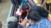 Petugas Polsek Makarti Jaya dan Polresta Banyuasin mengangkat tubuh korban penembakan pembunuh bayaran (Liputan6.com/Palembang)