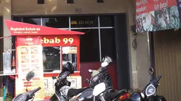 Di sebuah ruko berlantai dua di Jl Wibawa Mukti, Jatiasih, Kota Bekasi pada Sabtu (9/8/2014) malam, tim Densus 88 menangkap seorang terduga teroris. (Liputan6.com/Faizal Fanani)