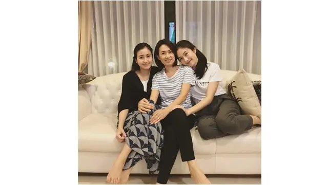 7 Potret Kedekatan Nong Poy dan Adik Perempuannya, Sister Goals