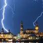 Sambaran petir selama badai terlihat di langit di atas Dresden, Jerman (10/6/2019). (AFP Photo/dpa/Germany Out/Robert Michael)