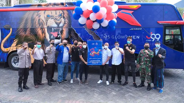 Presiden Arema FC, Gilang Widya Pramana menyerahkan fasilitas mes dan bus mewah.
