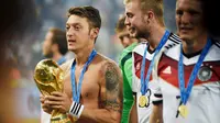 Pemain kelahiran 15 Oktober 1988 itu telah mempersembahkan trofi juara Piala Dunia 2014 untuk Jerman. (AFP/Patrik Stollarz)