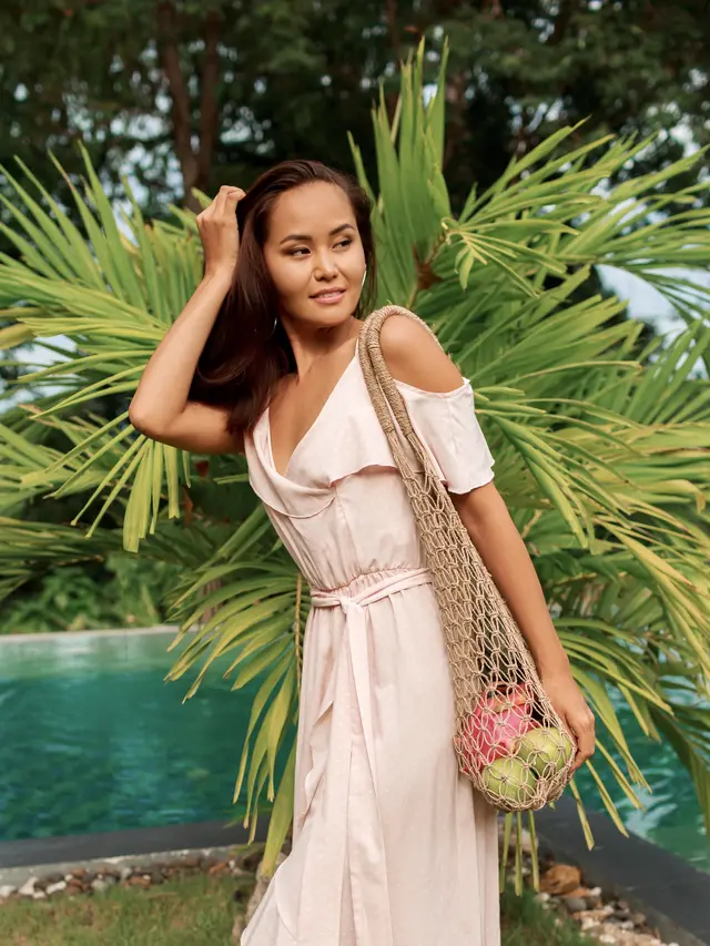 wanita desember minimalis belanja