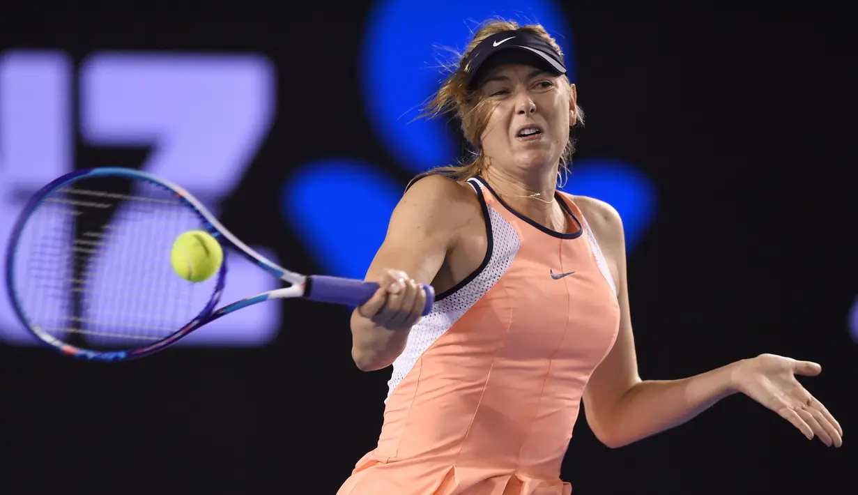   Petenis Russia, Maria Sharapova melakukan forehand saat berhadapan dengan petenis AS Lauren Davis pada hari ke-5 turnamen tenis Australian Open 2016  di Melbourne, Jumat (22/1/2016).  (AFP/Greg Wood)