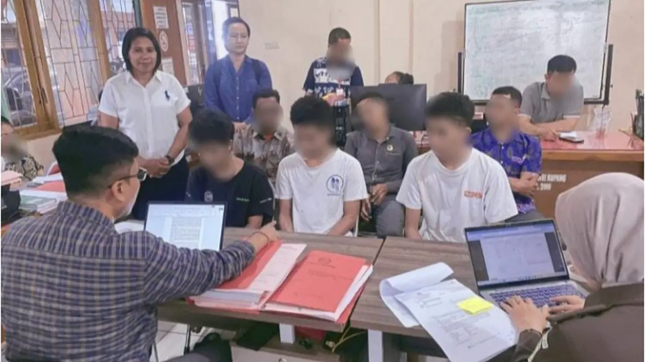 Tiga pelaku pemerkosaan saat diperiksa penyidik Polresta Kupang Kota.