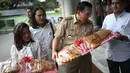 Gubernur DKI Basuki Tjahaja Purnama atau Ahok ketika menerima roti buaya dari relawan Ahok-Djarot di Balai Kota Jakarta, Senin (29/8). Roti buaya itu simbol warga meminang Ahok-Djarot pada Pilkada DKI Jakarta 2017. (Liputan6.com/Faizal Fanani)