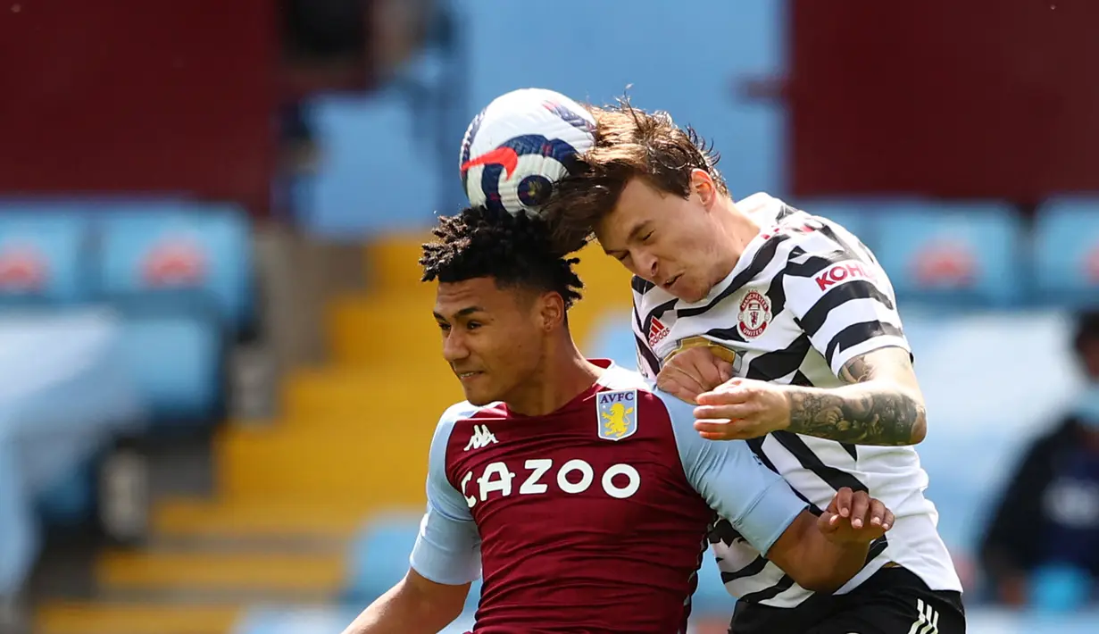 Pertahanan Manchester begitu ketat usai memimpin di babak kedua. Bek Manchester United, Victor Lindelof terus menjaga pergerakan dari Ollie Watkins.(Foto: AFP/Pool/Michael Steele)