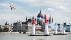 Pilot asal Spanyol, Juan Velarde melakukan manuver pada pesawatnya saat mengikuti Kejuaraan Dunia Red Bull Air Race 2016 di atas Sungai Danube, Budapest, Hongaria (17/7). (Aron Suveg/Red Bull Content Pool)