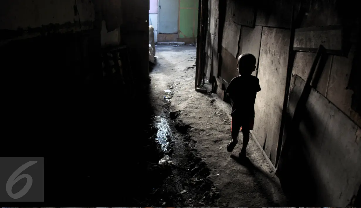 Seorang anak berjalan di dekat tempat huniannya di kolong jembatan Penjagalan, Penjaringan, Jakarta, Kamis (13/8/2015). Mahalnya biaya hidup dan sewa layak di Jakarta membuat mereka terpaksa tinggal di kolong jembatan. (Liputan6.com/Johan Tallo)