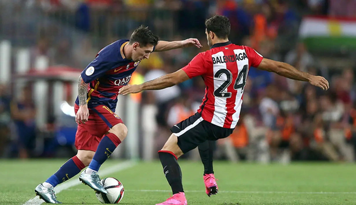 Pemain Barcelona, Lionel Messi berusaha melewati pemain Athletic Bilbao, Mikel Balenciaga pada laga Piala Super Spanyol di Stadion Camp Nou, Spanyol, Senin (17/8/2015). (EPA/Toni Albir)