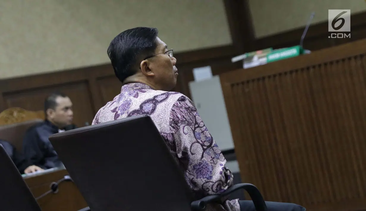 Terdakwa suap pengadaan barang/jasa di PT Krakatau Steel yang juga Dirut PT Grand Kartech, Kenneth Sutardja saat menjalani sidang putusan di Pengadilan Tipikor, Jakarta, Kamis (15/8/2019). Sebelumnya, Kenneth Sutardja dituntut 2 tahun penjara dan denda Rp 100 juta. (Liputan6.com/Helmi Fithriansyah)