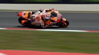 Pembalap Spanyol dari tim Repsol Honda, Marc Marquez melaju kencang saat balapan MotoGP Catalunya di Sirkuit Catalunya di Montmelo, (17/6). Pembalap Jorge Lorenzo finis diurutan pertama dengan catatan waktu 40 menit 13,566 detik. (AFP PHOTO / Lluis Gen)