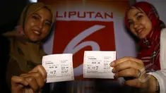 Para Cinemaholic menunjukkan tiket nonton bareng film Cinderella di Blitzmegaplex Central Park, Jakarta, Sabtu (14/3/2015). (Liputan6.com/Herman Zakharia)