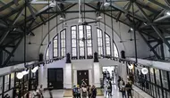 Sejumlah pengunjung memadati area tengah Pos Bloc di Jakarta Pusat, Sabtu (9/10/2021). Tidak hanya pertunjukan musik, Pos Bloc juga akan mewadahi usaha mikro, kecil, dan menengah (UMKM) di bidang kuliner, film, fesyen, dan kriya. (Liputan6.com/Faizal Fanani)