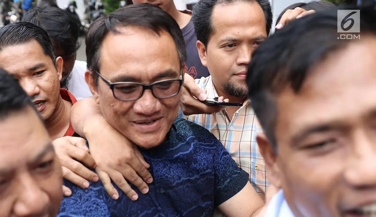 Politikus Partai Demokrat Andi Arief tiba di Gedung BNN, Cawang, Jakarta Timur, Rabu (6/3). Kasus dugaan penyalahgunaan narkotika yang menjerat Andi Arief tidak dilanjutkan ke ranah hukum atau pidana. (Liputan6.com/Immanuel Antonius)