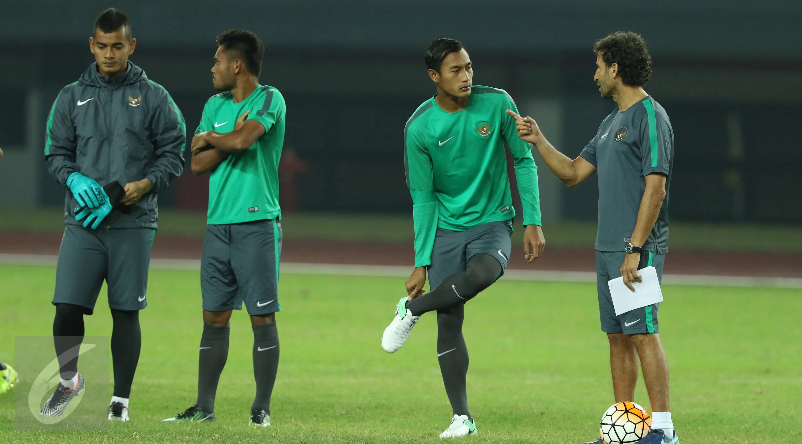Pelatih Timnas Indonesia U-22 Luis Milla (kanan) berbincang dengan Hansamu Yama Pranata (Liputan6.com/Helmi Fithriansyah)