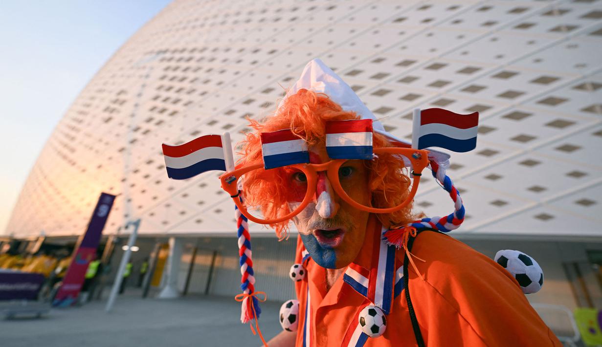Seorang Suporter Belanda saat menunggu laga Grup A Piala Dunia 2022 antara Senegal melawan Belanda di Al-Thumama Stadium, Doha, Senin (21/11/2022). (AFP/Kirill Kudryavtsev)