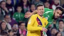 Bek Barcelona, Clement Lenglet (kiri) berebut bola dengan pemain depan Real Betis, Borja Iglesias pada lanjutan Liga Spanyol pekan ke-23 di Benito Villamarin, Minggu (9/2/2020). Diwarnai dua kartu merah, Barcelona mememangkan duel menegangkan lawan Real Betis 3-2. (CRISTINA QUICLER/AFP)