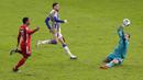 Perlawanan sengit dari pemain Herta Berlin tak mampu menembus gawang Bayern Munchen yang dijaga oleh Manuel Neuer. (Foto: AFP/Various Sources/Michael Sohn)