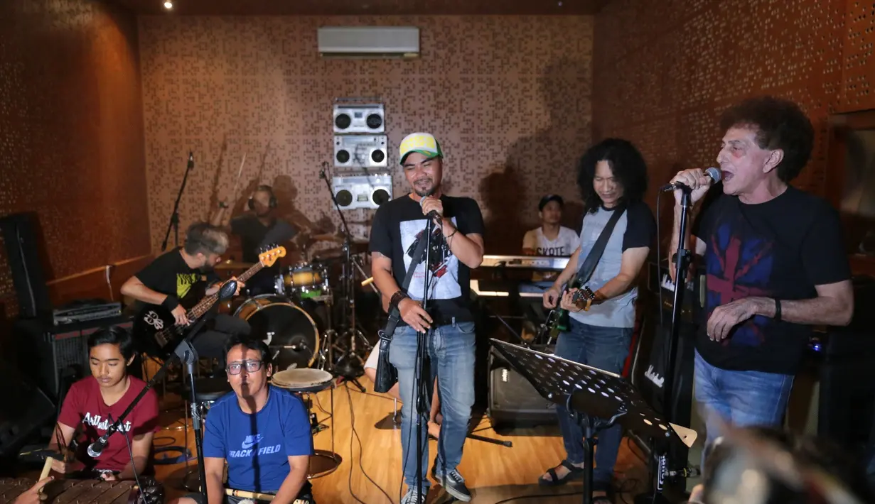 “Karena kami bisanya lewat seni, maka lewat jalur musik, kami ingin ajak bangsa ini untuk menumbuhkan kecintaan dan semangat nasionalisme terhadap negeri terceinta ini,” tambahnya. (Adrian Putra/Bintang.com)