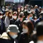 Orang-orang memakai masker di jalan di Hong Kong pada 27 Februari 2023. Para ahli kesehatan di wilayah tersebut mendukung perpanjangan mandat masker hingga 8 Maret meninggalkan Hong Kong sebagai satu-satunya tempat yang tersisa di dunia dengan aturan seperti itu. (AFP/Peter Parks)