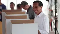 Calon Presiden Nomor Urut 01 Joko Widodo atau Jokowi saat melakukan pencoblosan dalam Pemilu 2019 di TPS 008 Gambir, Jakarta Pusat, Rabu (17/4). Jokowi tercatat di nomor urut 154 dari 198 pemilih yang terdaftar di Daftar Pemilih Tetap (DPT). (AP/Dita Alangkara)