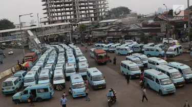 Sejumlah angkot berderet menunggu calon penumpang di Terminal Kampung Melayu, Jakarta, Rabu (12/7). Menteri Perhubungan Budi Karya Sumadi menargetkan semua angkot harus ber-AC paling lambat Februari 2018. (Liputan6.com/Immanuel Antonius)