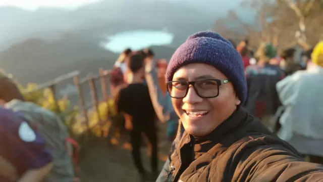 Salahs seorang pengunjung Puncak Sagara, Garut, Jawa Barat, terlihat puas menikmati sensasi alam di ketinggian 2.132 MDPL.