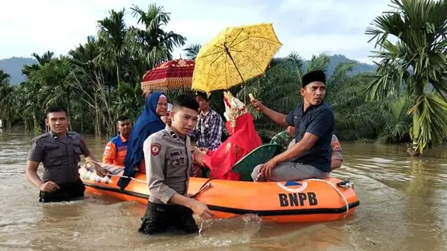 Pengantin di Tengah Banjir Aceh