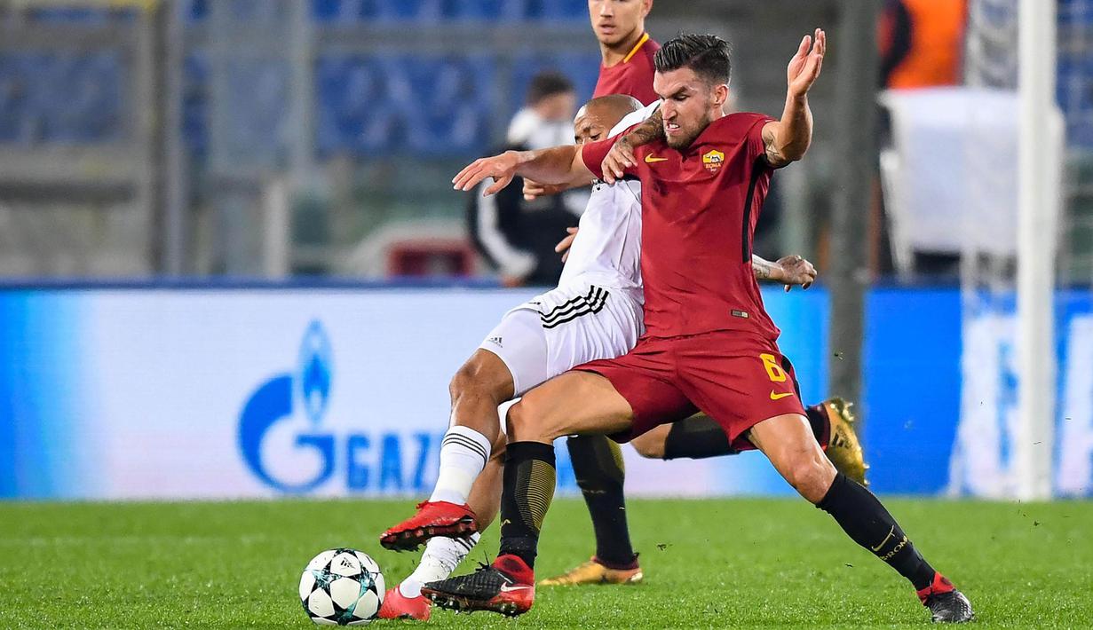 Gelandang AS Roma, Kevin Strootman, berebut bola dengan striker Qarabag, Dino Ndlovu, pada laga Liga Champions di Stadion Olimpico, Roma, Rabu (6/12/2017). AS Roma Menang 1-0 atas Qarabag. (AP/Alessandro Di Meo)