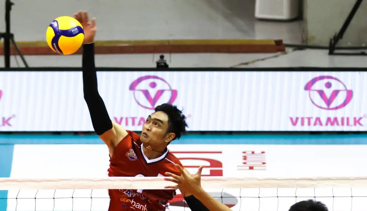Pemain Timnas Voli Putra Indonesia, Doni Haryono, berusaha menge,balikan bola kearah pemain Timnas Voli Putra Vietnam dalam pertandingan putaran kedua SEA V League 2023 yang berlangsung di Santa Rosa Sports Complex, Filipina, Jumat (28/07/2023). (Dok. avcvolley)
