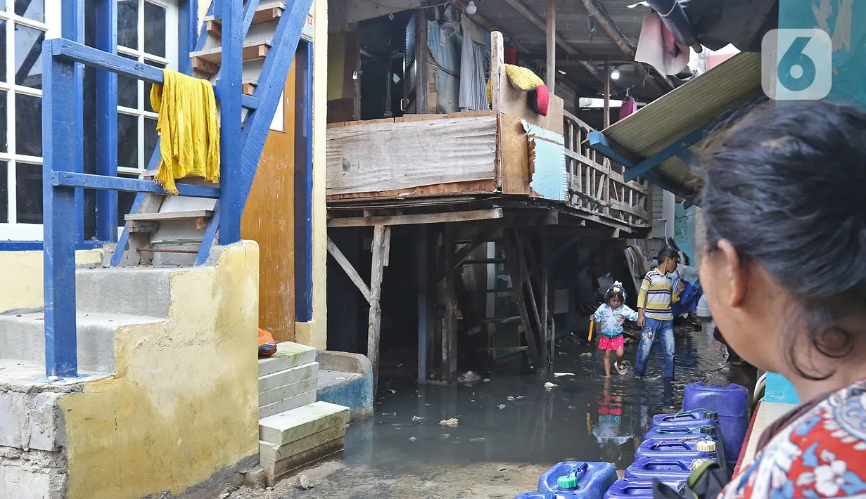 Aktivitas warga di permukiman padat kawasan Muara Angke, Jakarta, Rabu (5/2/2020). Bank Dunia mencatat selama 15 tahun terakhir, Indonesia telah membuat kemajuan luar biasa dalam mengurangi tingkat kemiskinan yang sekarang berada di bawah 10%. (Liputan6.com/Herman Zakharia)