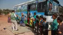 Anak-anak Suriah yang terlantar mengantre menaiki bus yang dikonversi menjadi ruang kelas di desa Hazano di barat laut Suriah (15/9/2019). Kelas di dalam bus ini hanya melayani usia mulai dari 5 hingga 12 tahun. (AFP Photo/Aaref Watad)