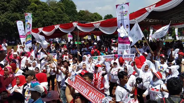 Ribuan relawan dan simpatisan Jokowi-Ma'ruf Amin mulai mengerumuni Lapangan Kamboja, Depok.