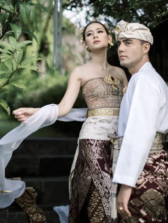 Outfit kedua, Laura memakai kemben bermotif batik dilengkapi dengan bros besar di dada. Keduanya mengganti motif kain batik berwarna maroon dan silver. [Foto: @laura_theux]