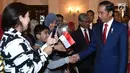 Presiden Joko Widodo bersalaman dengan anak-anak Indonesia yang tinggal di Pakistan di Hotel Serena (26/1). (Liputan6.com/Pool/Biro Pers Setpres)