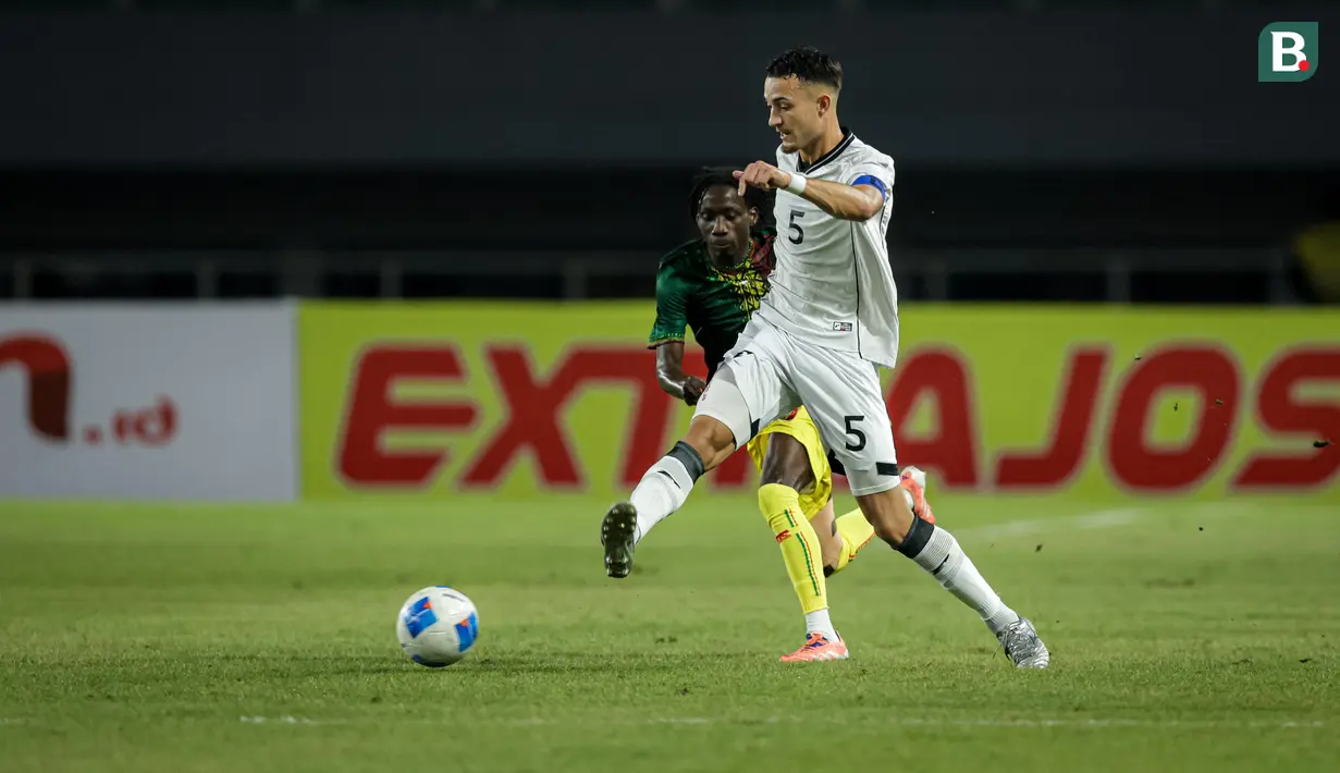 <p>Aksi Ivar&nbsp;Jenner pada pertandingan ujicoba melawan Timas Mali U-22&nbsp;yang digelar di Stadion Pakansari, Kabupaten Bogor, Selasa (18/11/2025) pukul 20.00 WIB.&nbsp;(Bola.com/Bagaskara Lazuardi)</p>