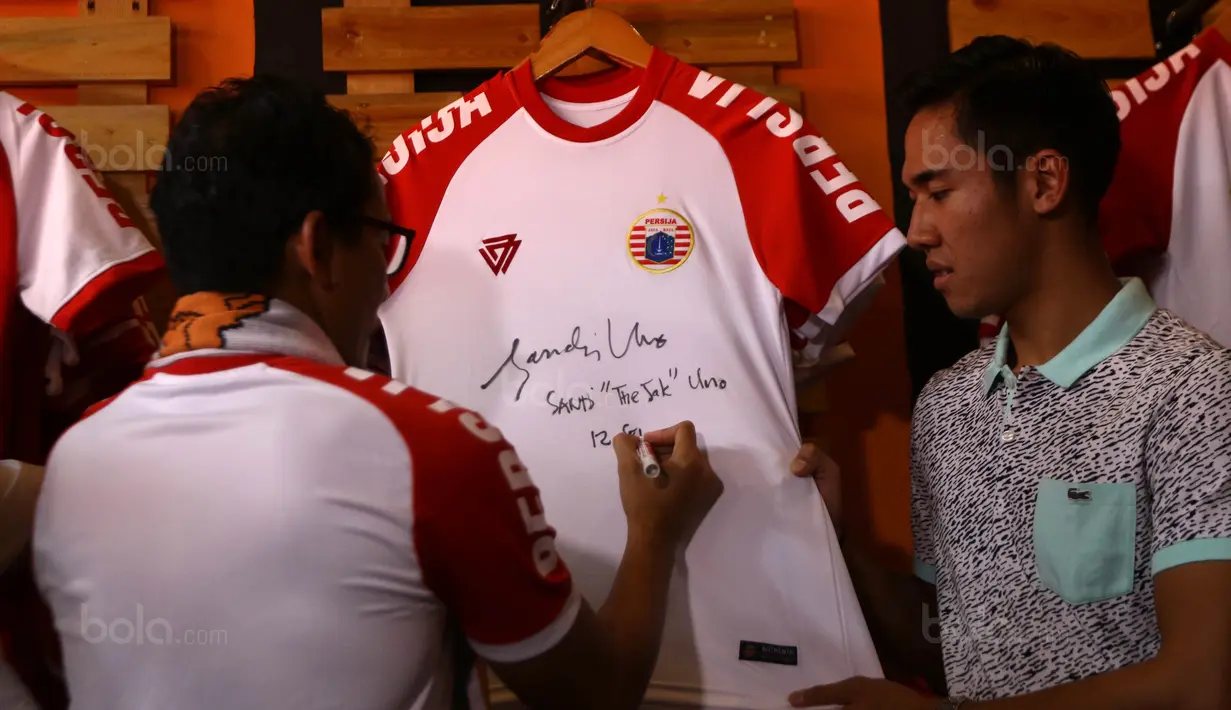 Wakil Guebernur Terpilih, Sandiaga Uno memberikan tanda tangan pada jersey Persija didampingi Ryuji Utomo di Percetakan Negara, Selasa (12/9/2017). Persija dan The Jakmania resmi meluncurkan 43 store di Jabodetabek. (Bola.com/Nicklas Hanoatubun)