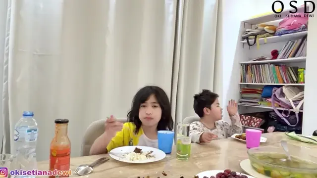 Potret Ruang Makan Rumah Oki Setiana Dewi di Mesir (Foto: YouTube Oki Setiana Dewi)