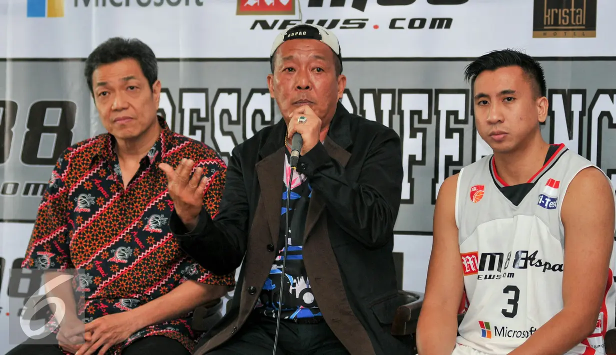 Manajer Aspac, Irawan Haryono saat konfrensi pers jelang kompetisi IBL 2016 di Kota tua, Jakata, Rabu (16/12). Klub basket M88 Aspac Jakarta berencana menaturalisasi pebasket asal Amerika Serikat jelang kompetisi IBL 2016. (Liputan6.com/Yoppy Renato)