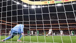 Penyerang Maroko, Brahim Diaz, gagal mengeksekusi tendangan penalti di hadapan kiper Senegal #16, Edouard Mendy, pada pertandingan final Piala Afrika (CAN) antara Senegal dan Maroko di Stadion Prince Moulay Abdellah, Rabat, pada 18 Januari 2026. (SEBASTIEN BOZON / AFP)