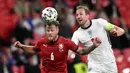 Harry Kane kurang mendapat pasokan bola-bola matang dari para pendukungnya di 'Three Lions'. Kane sendiri sudah menegaskan bahwa titel juara lebih penting dibandingkan gelar personal seperti sepatu emas Euro 2020. (Foto: AP/Pool/Justin Tallis)