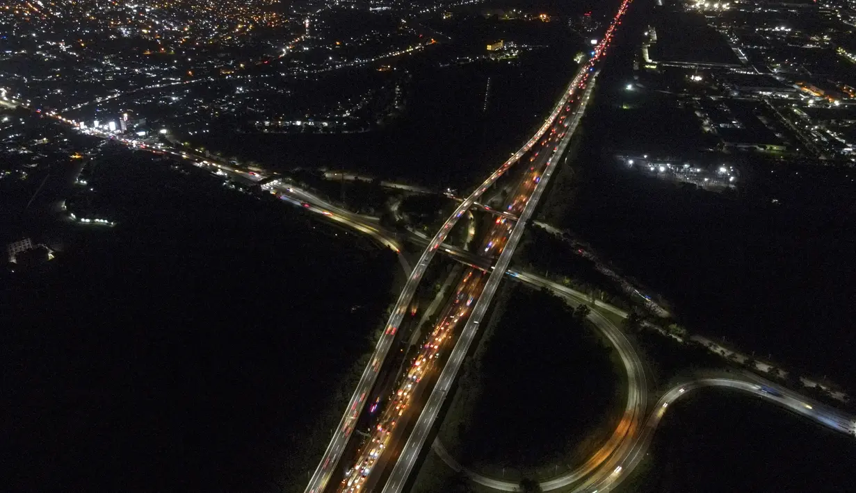 <p>Foto udara ini menunjukkan kendaraan yang terjebak kemacetan di Jalan Tol Jakarta - Cikampek di Karawang, Jawa Barat pada 28 April 2022. Lalu lintas di Jalan Tol Jakarta-Cikampek mengalami kemacetan panjang memasuki puncak arus mudik Lebaran 2022. (BAY ISMOYO / AFP)</p>