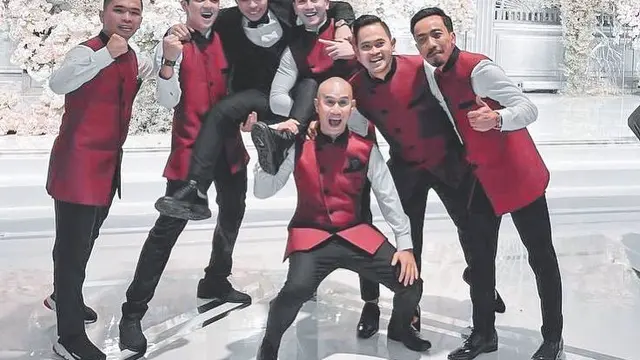 6 Potret Verrell Bramasta Jadi Groomsmen Nikahan Atta Aurel.