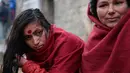 Seorang wanita Nepal mengeringkan rambutnya usai mandi di Sungai Bagmati saat Festival Swasthani, Kathmandu, Selasa (20/1/2015). (AFP Photo/Prakash Mathema)