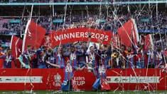 Para pemain Crystal Palace merayakan gelar juara Piala FA 2024/2025 setelah mengalahkan Manchester City dalam laga final yang berlangsung di Stadion Wembley, London, Inggris, Sabtu (17/05/2025). (AFP/Adrian Dennis)