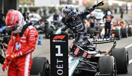Pembalap Mercedes, Kimi Antonelli saat finis pertama balapan F1 GP Jepang 2026. (Philip FONG / AFP)