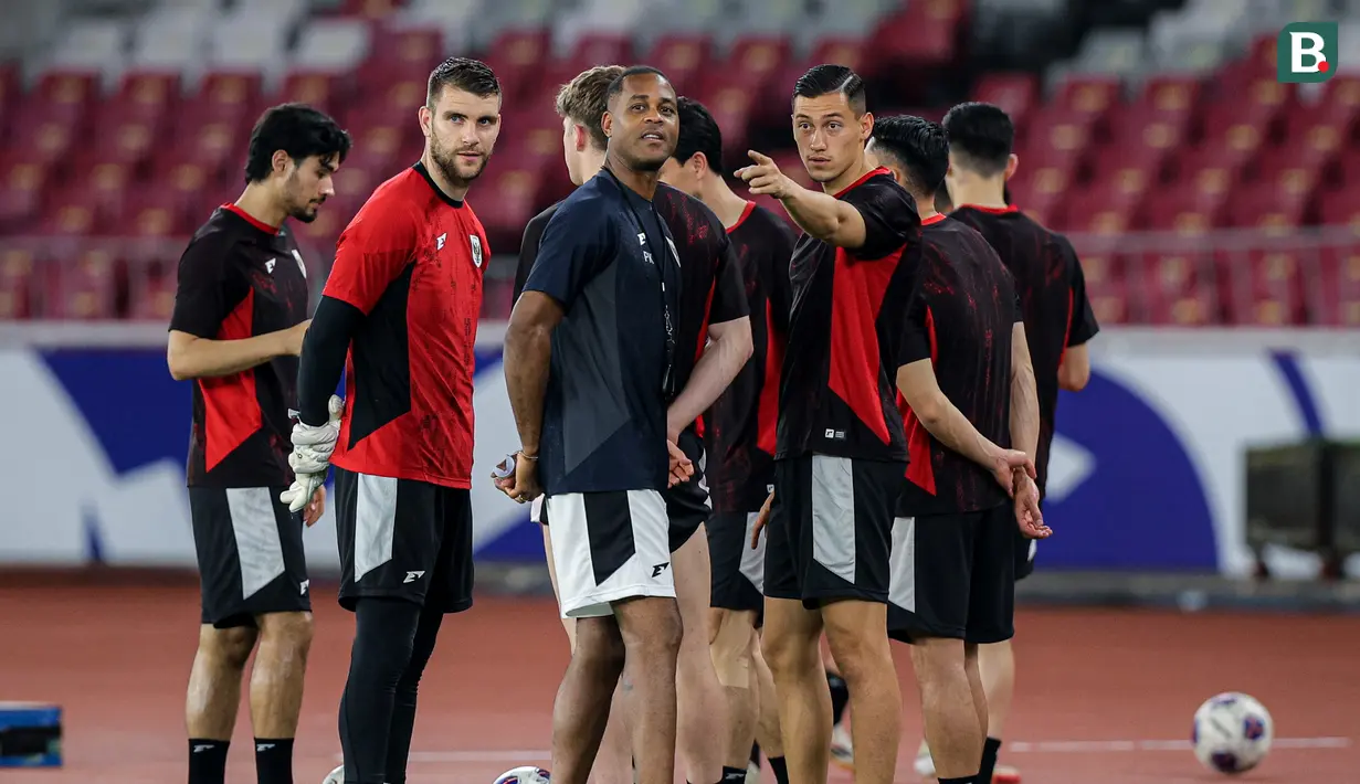 <p>Pelatih Timnas Indonesia, Patrick Kluivert (tengah) berbincang dengan Jay Idzes dalam latihan resmi menjelang laga putaran ketiga Grup C Kualifikasi Piala Dunia 2026 di Stadion Utama Gelora Bung Karno (SUGBK), Senayan, Jakarta, Senin (24/03/2025). (Bola.com/Bagaskara Lazuardi)</p>