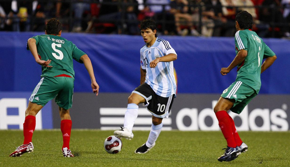 Pemain Timnas Argentina, Sergio Aguero berusaha melewati pemain Timnas Meksiko Hector Moreno (kiri) dan Omar Esparza saat laga perempat final Piala Dunia U-20 2007 di Frank Clair Stadium, Ottawa, Kanada, 15 Juli 2007. Aguero menjadi pemain Argentina lain yang berlahasil meraih pengharagaan Golden Boot dan Golden Ball. Ia menduduki klasemen topskor ajang tersebut dengan 6 gol. Aguero juga sukses membawa skuad muda Albiceleste memenangi turnamen tersebut. (AFP/Getty Images/Phillip MacCallum)
